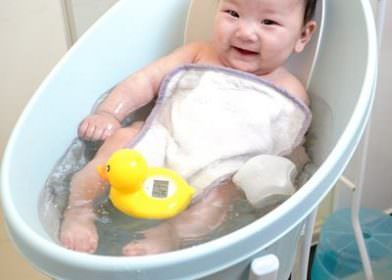 來自英國的嬰兒洗澡小幫手們顧腰神器Shnuggle月亮澡盆及天然有機洗沐品牌kokoso baby